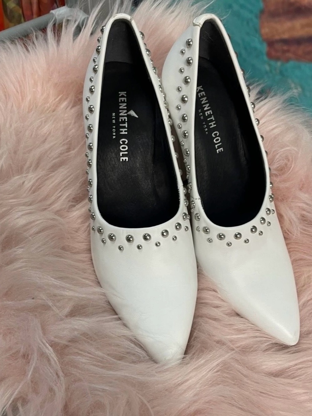Kenneth Cole White Pointed-Toe Studded Flats sz 6 heels
